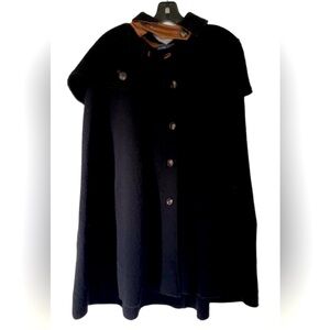 Gorgeous cashmere black Ralph Lauren poncho.
(4)